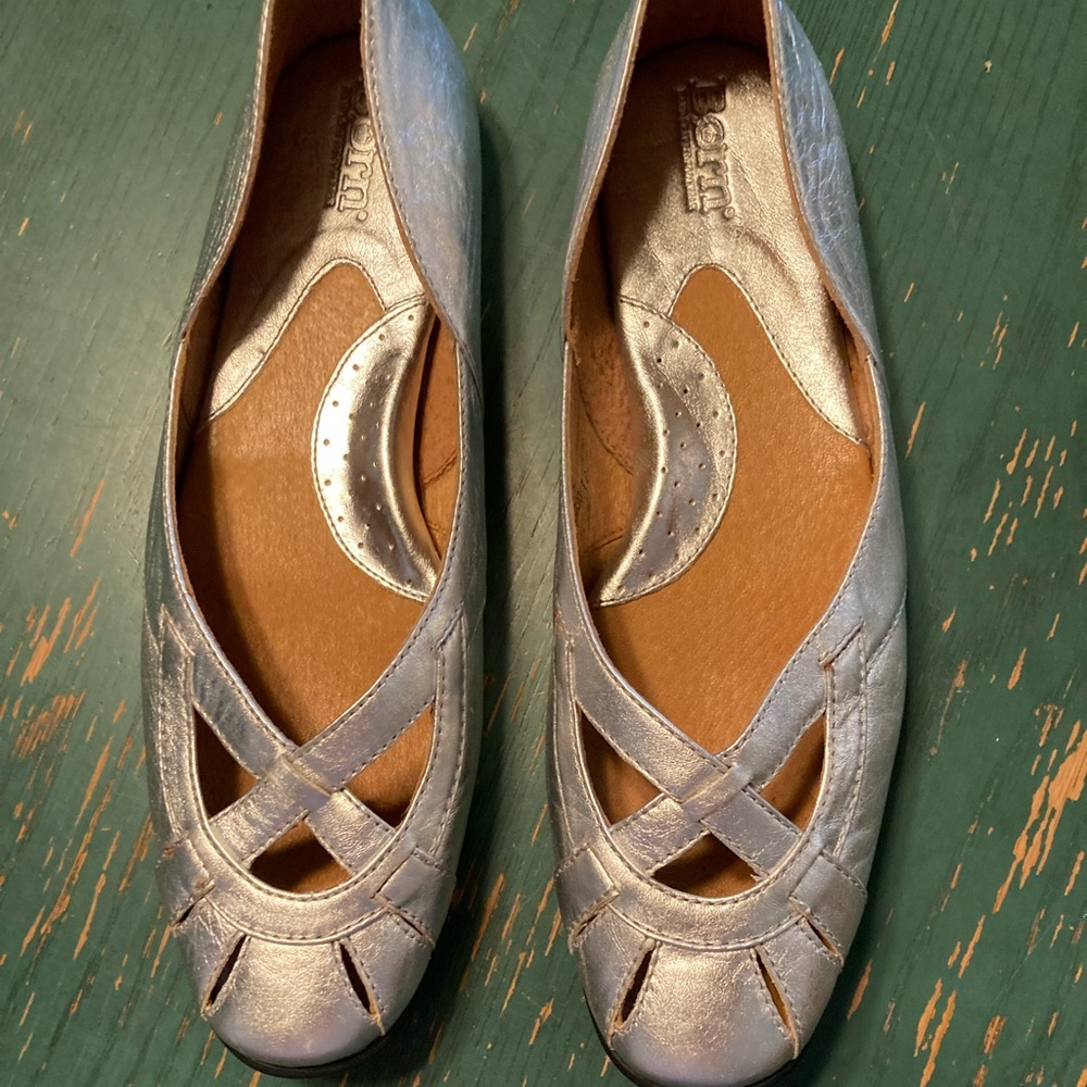 Born Holiday Christmas Keynes Silver Leather Flats with Criss Cross Detail Sz 9